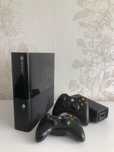 Konsola Microsoft Xbox 360 E 500 gb czarna + 2 pady