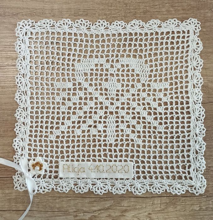 Szatka do chrztu na szydełku z kordonka