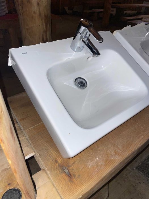 Białe prostokątne umywalki z baterią – stan bardzo dobry!