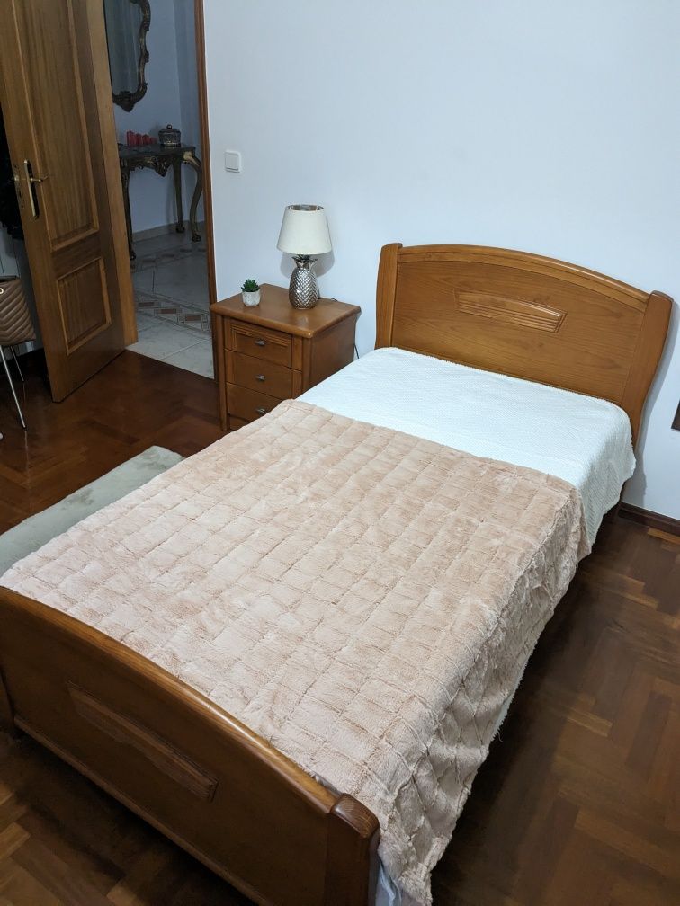 Mobília de quarto - Cama de Solteiro com mesa de cabeceira
