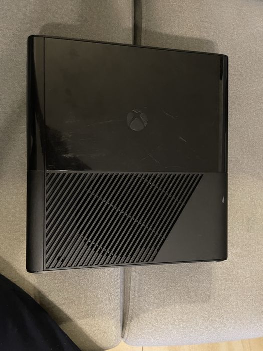 Konsola xbox 360 z zasilaczem i dyskiem