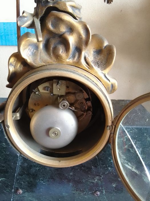 Relógio de mesa em mármore