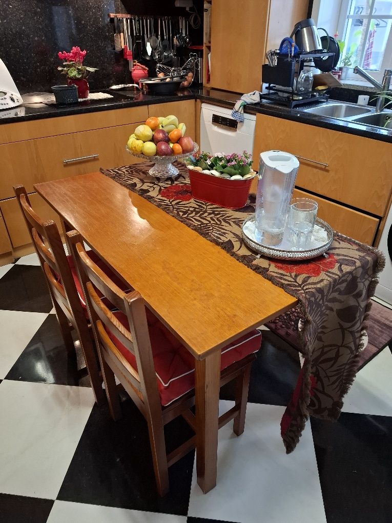 Mesa e 4 cadeiras de madeira maciça