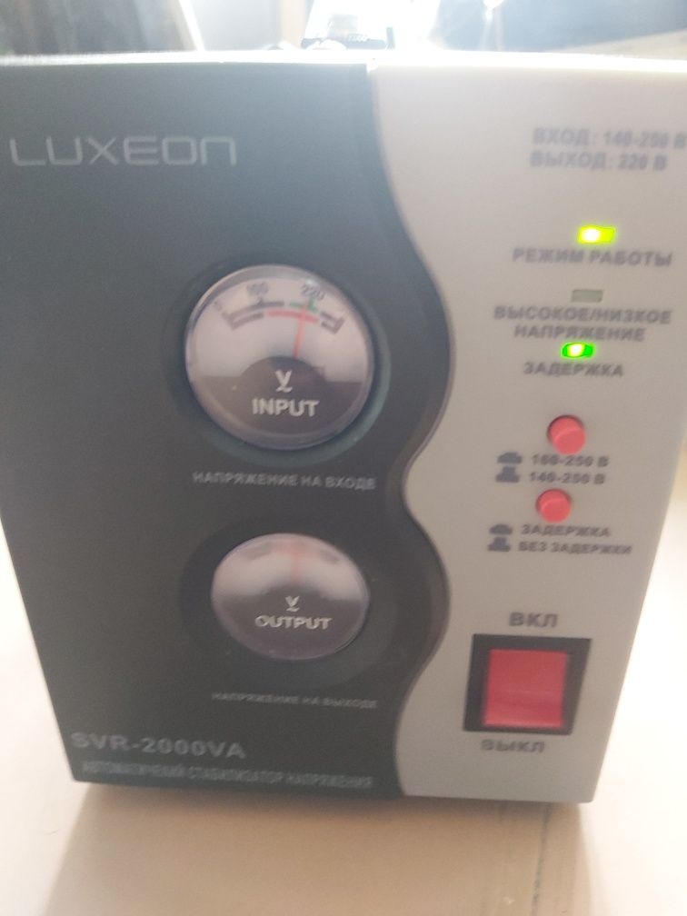 Стабілізатор напруги Luxeon SVR-2000VA відмінний стан