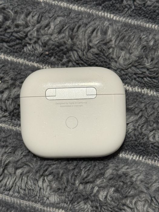 Оригинальный кейс Apple AirPods 3