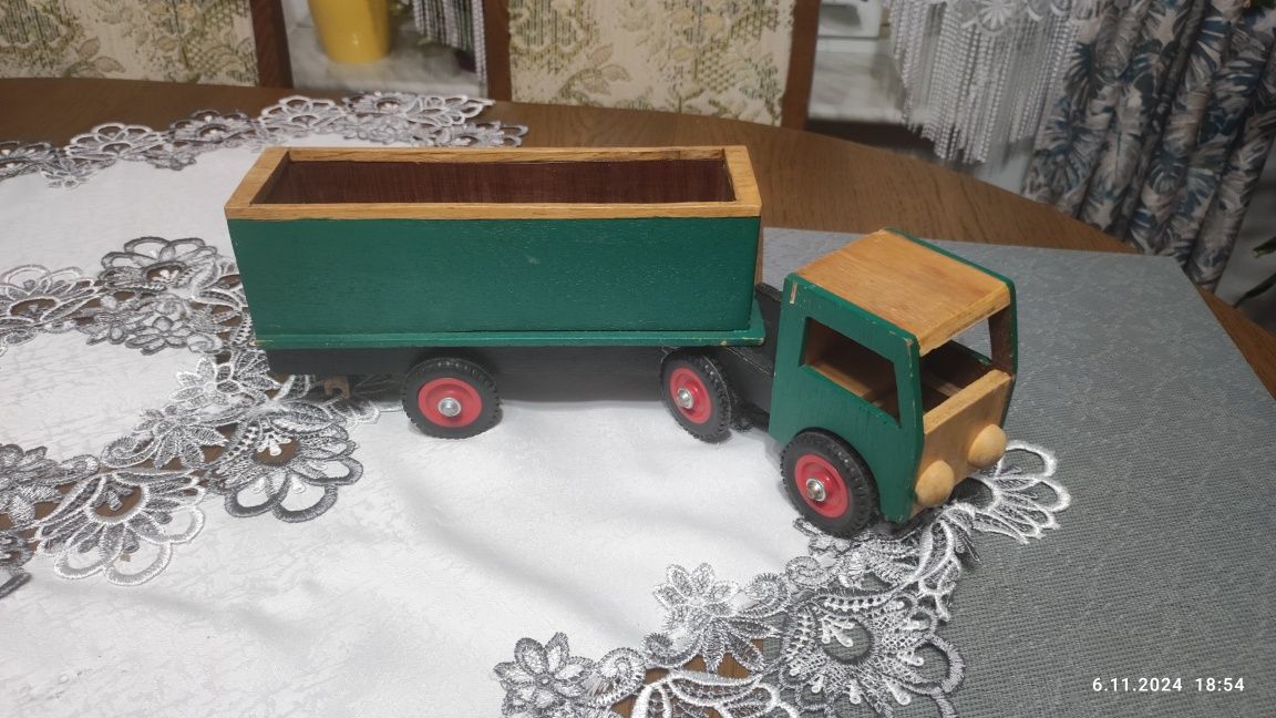 Sprzedam dużego  tira z naczepą z solidnego drewna' 39 cm