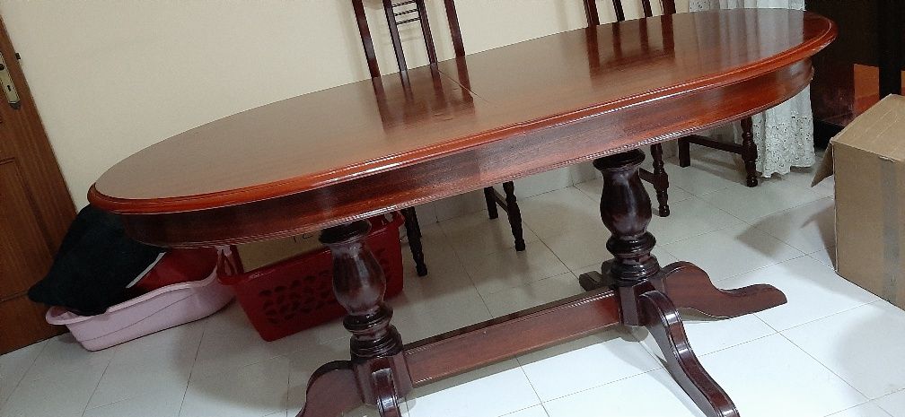 Mesa extensível com 8 cadeiras (preço negociável)