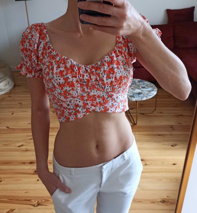 crop top wiązany w drobne kwiatuszki Loavies