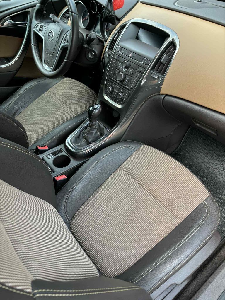 Opel Astra J 1.6 T 2011