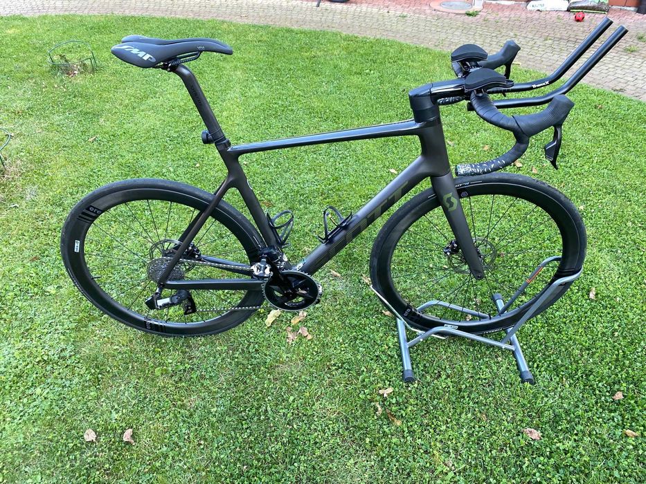 Rower Scott Addict RC 30, SRAM Rival eTap AXS, koła karbonowe, XL.