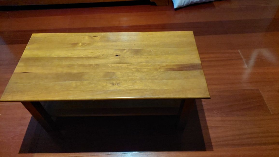 Mesa de pinho maciço.