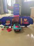Auto caravana Lol com oferta de boneca LOL