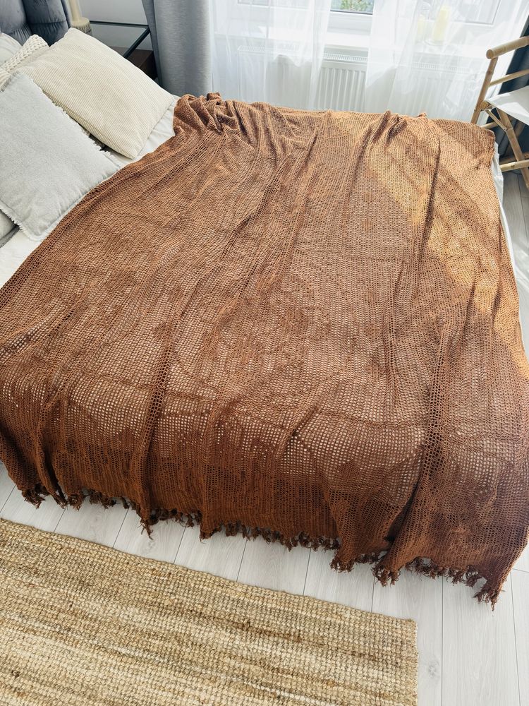 Obszerna dziergana ręcznie robiona narzuta na łóżko kanapę narożnik