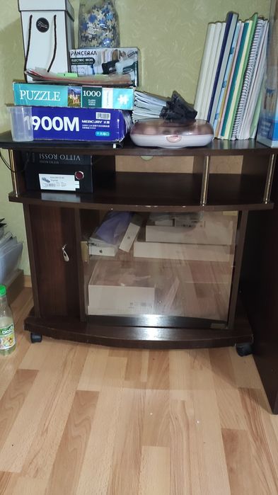 Продам тумбочку под телевизор .