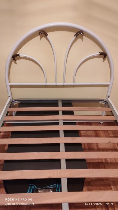 Cama solteiro em ferro