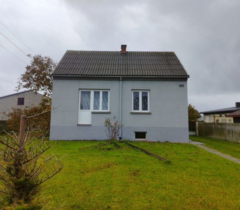 Dom jednorodzinny z budynkami blisko centrum