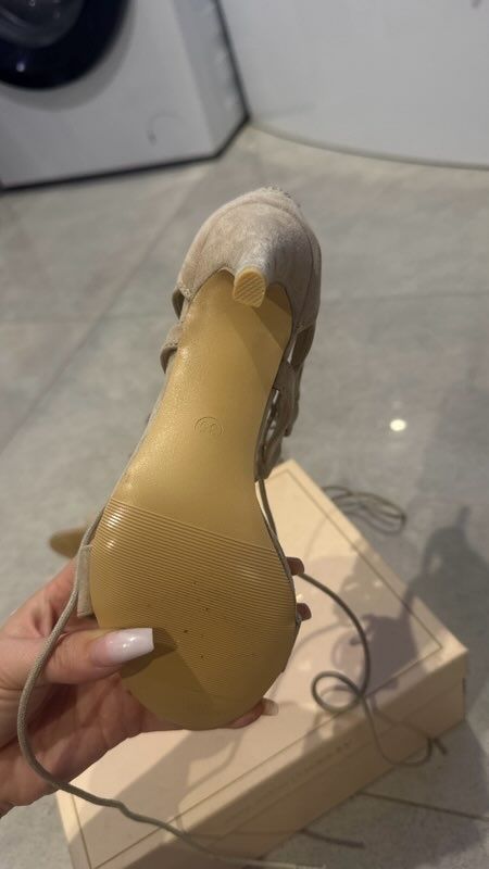 Buty nowe r.35 Beżowe