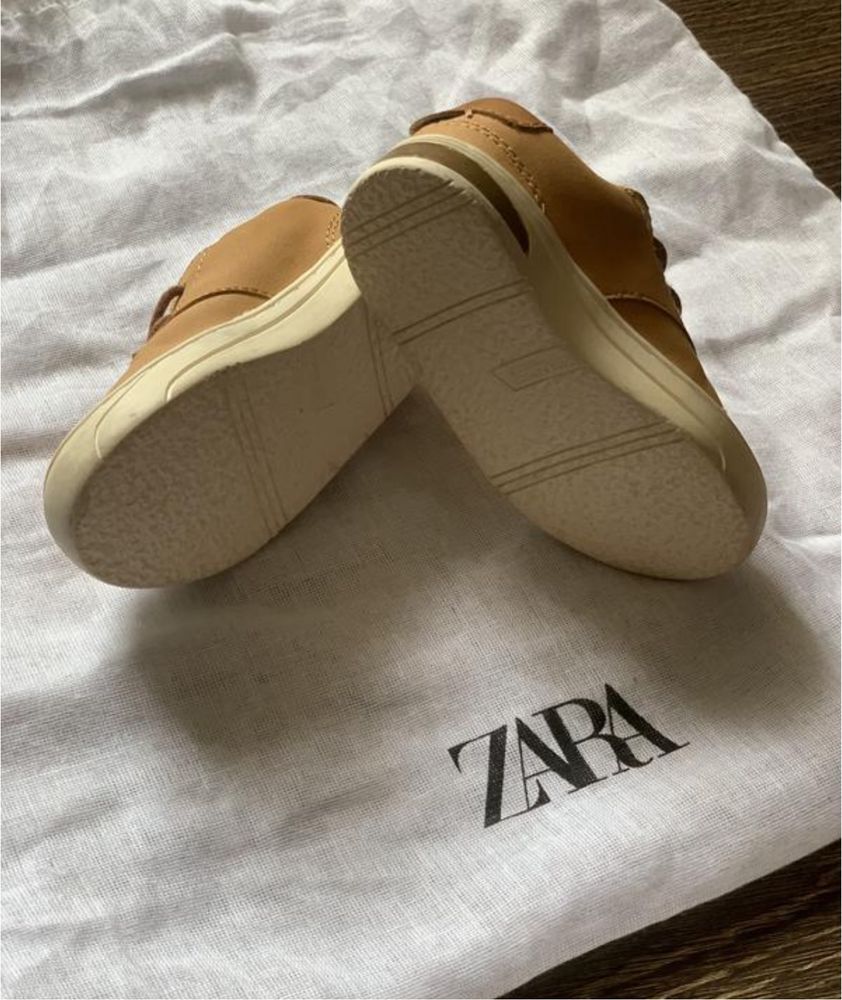 Дитячі кросівки Zara