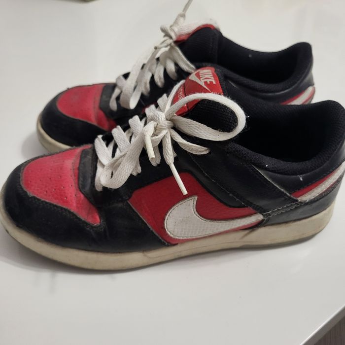 Czarne-czerwone buty nike