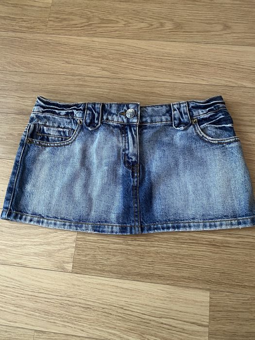 Міні-спідниця у стилі 2000-х