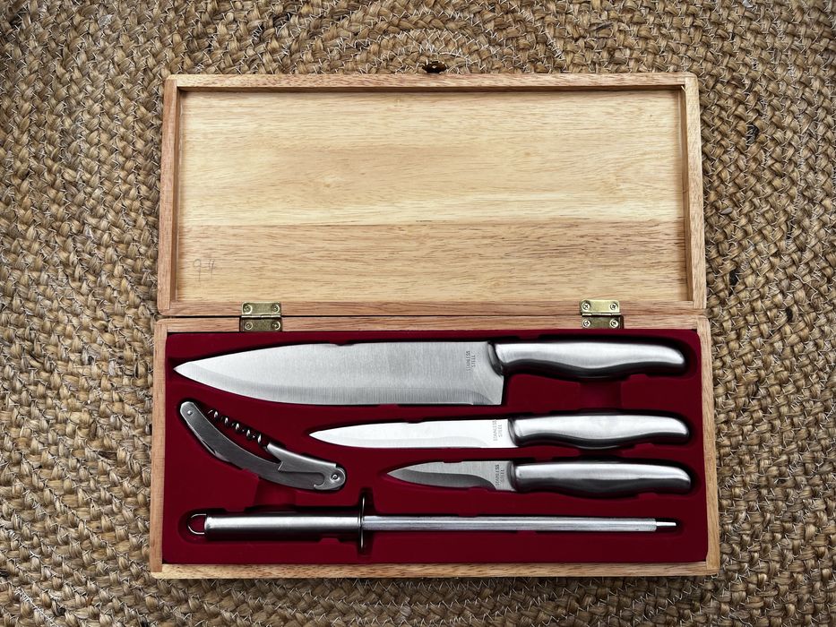 Nowoczesne noże kuchenne, praktyczny komplet do domu lub jako prezent