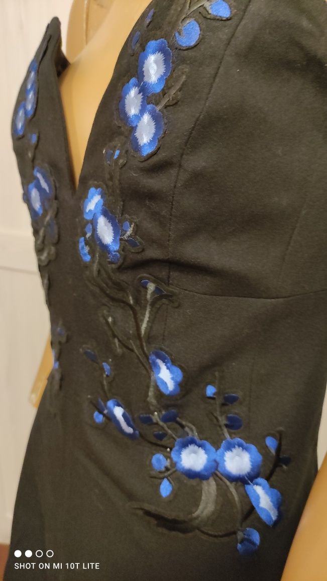 Kombinezon czarny w haftowane niebieskie kwiaty