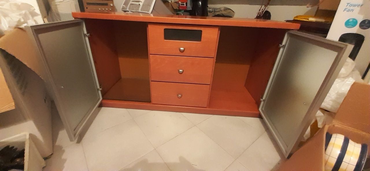 Movel de sala com 2 portas  de vidro e 3 gavetas