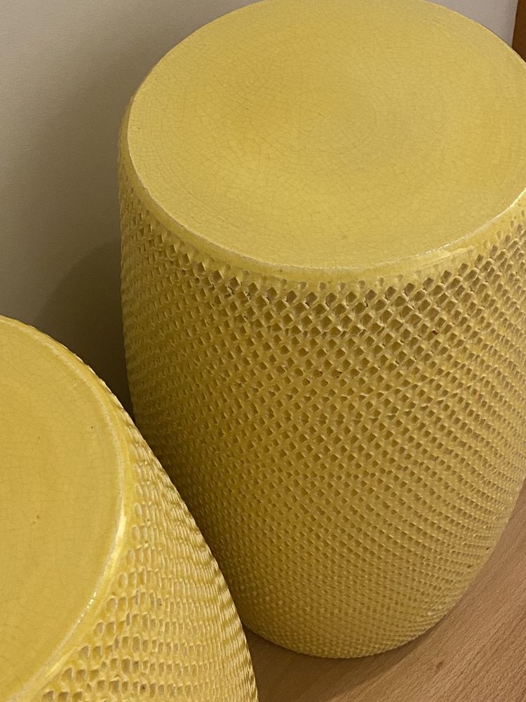 Tamboretes em cerâmica, cor amarela com brilho