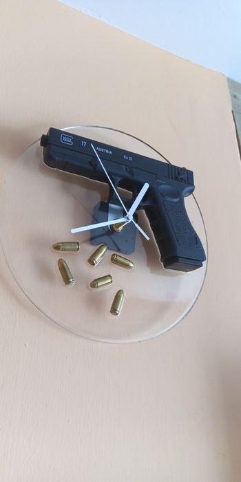 Zegar Glock z nabojami
