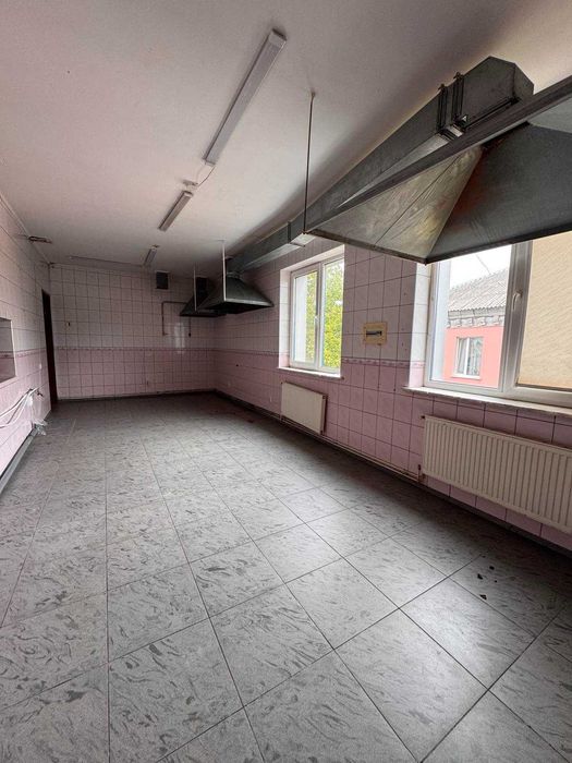 Продам велике комерційне окремостояче приміщення, м Нововолинськ