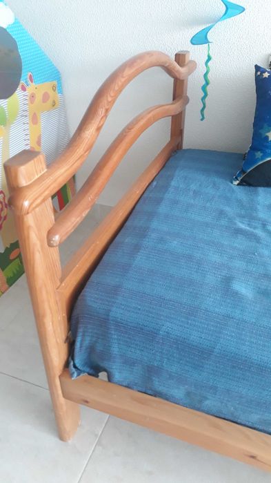 Cama em madeira maciça