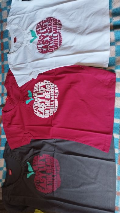 Várias peças de roupa novas