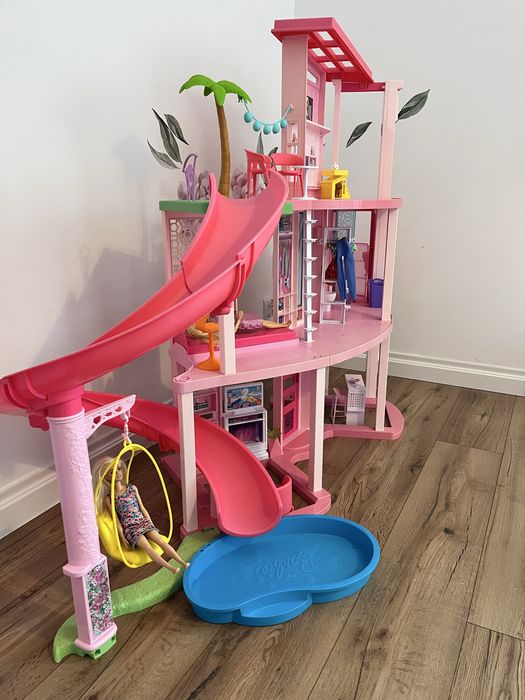 Domek Barbie wraz z lalkami