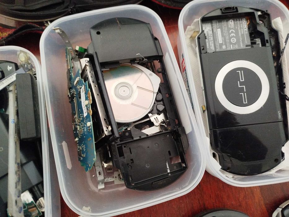 Vendo lote de PSP alguns a funcionar e bastante peças para reposição