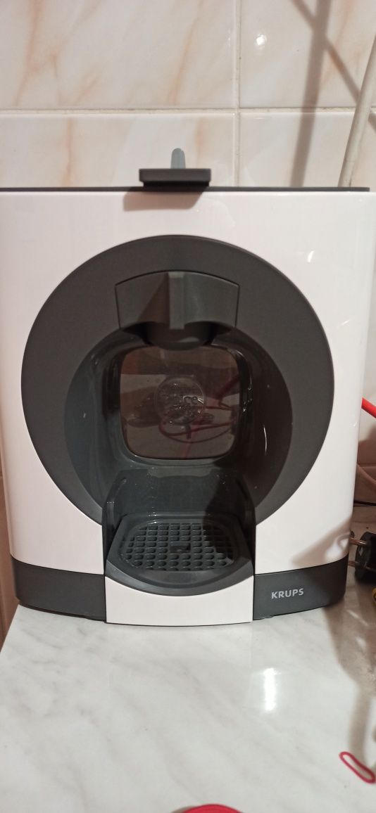 Ekspres do kawy Dolce Gusto + szklanki i łyżeczki