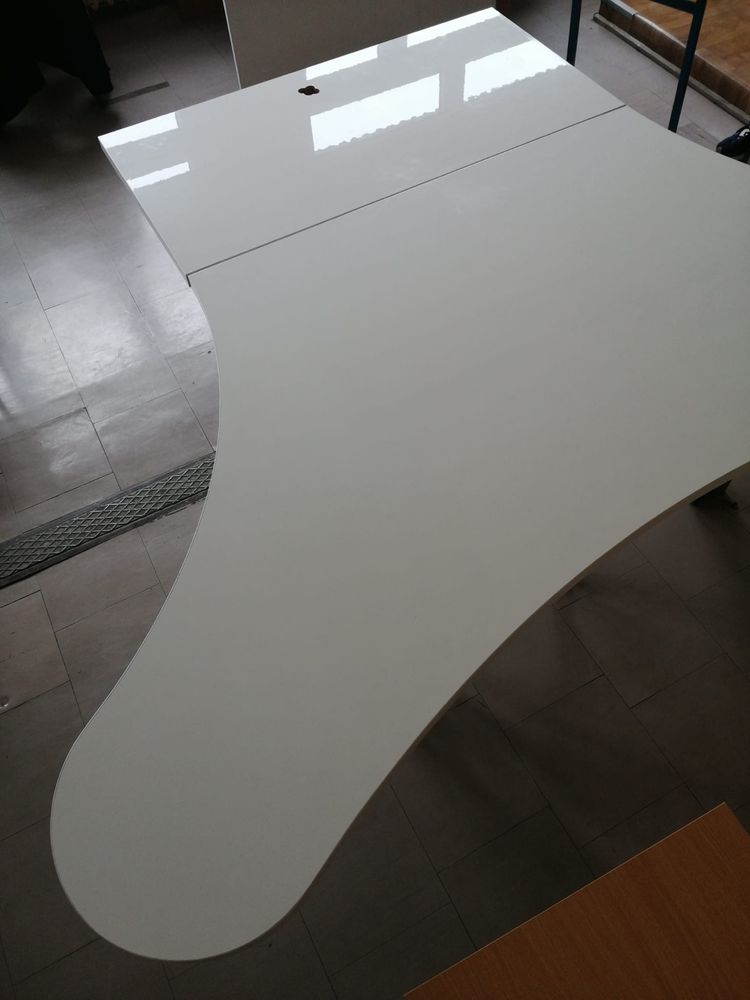 biały stolik o ciekawym kształcie