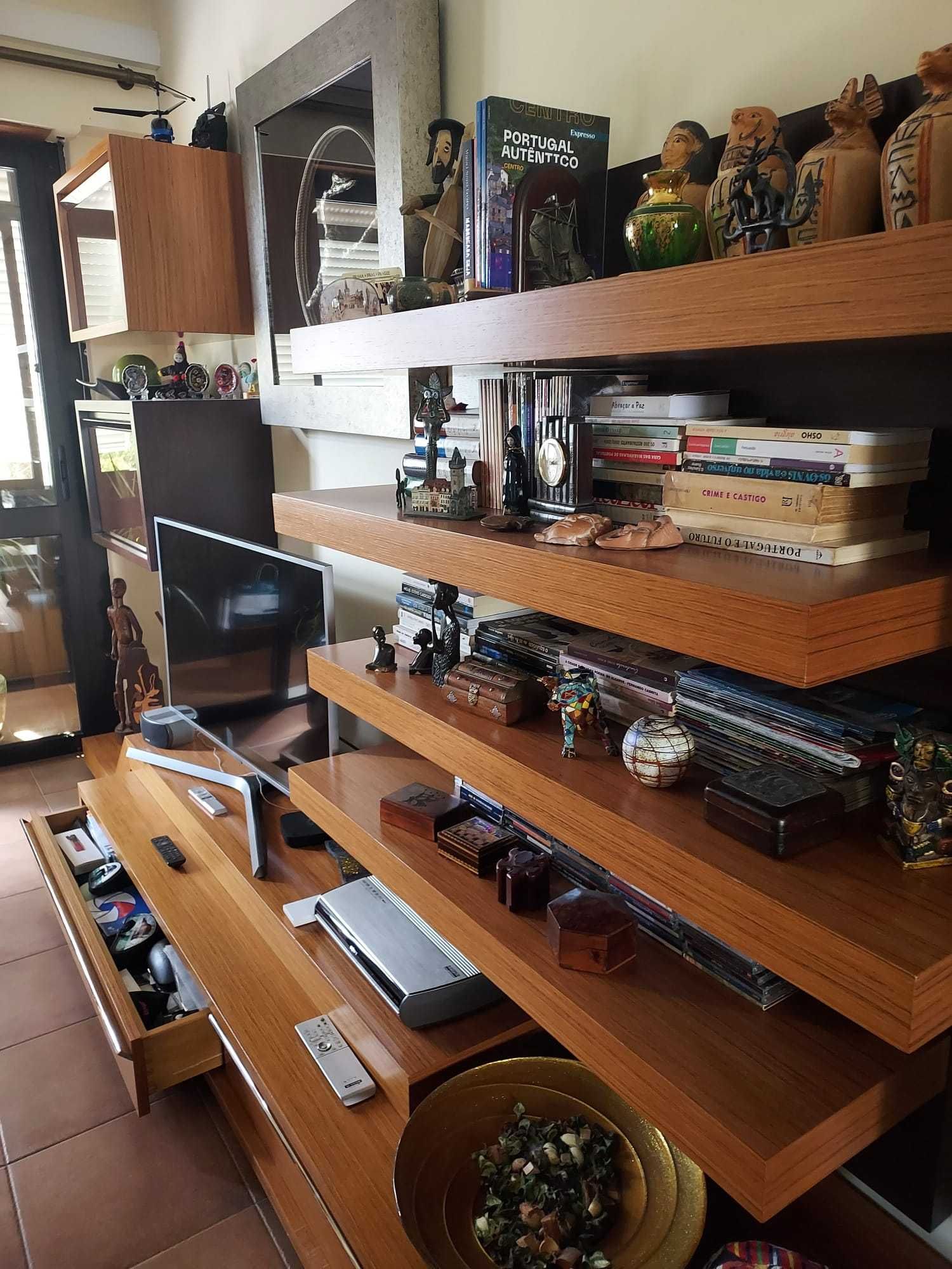 Móvel / Estante de sala