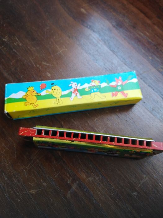 Flautas musicais e harmónica de criança