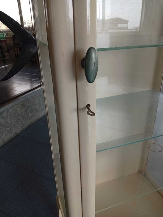 Armário vitrine farmácia antigo vintage em ferro e vidro