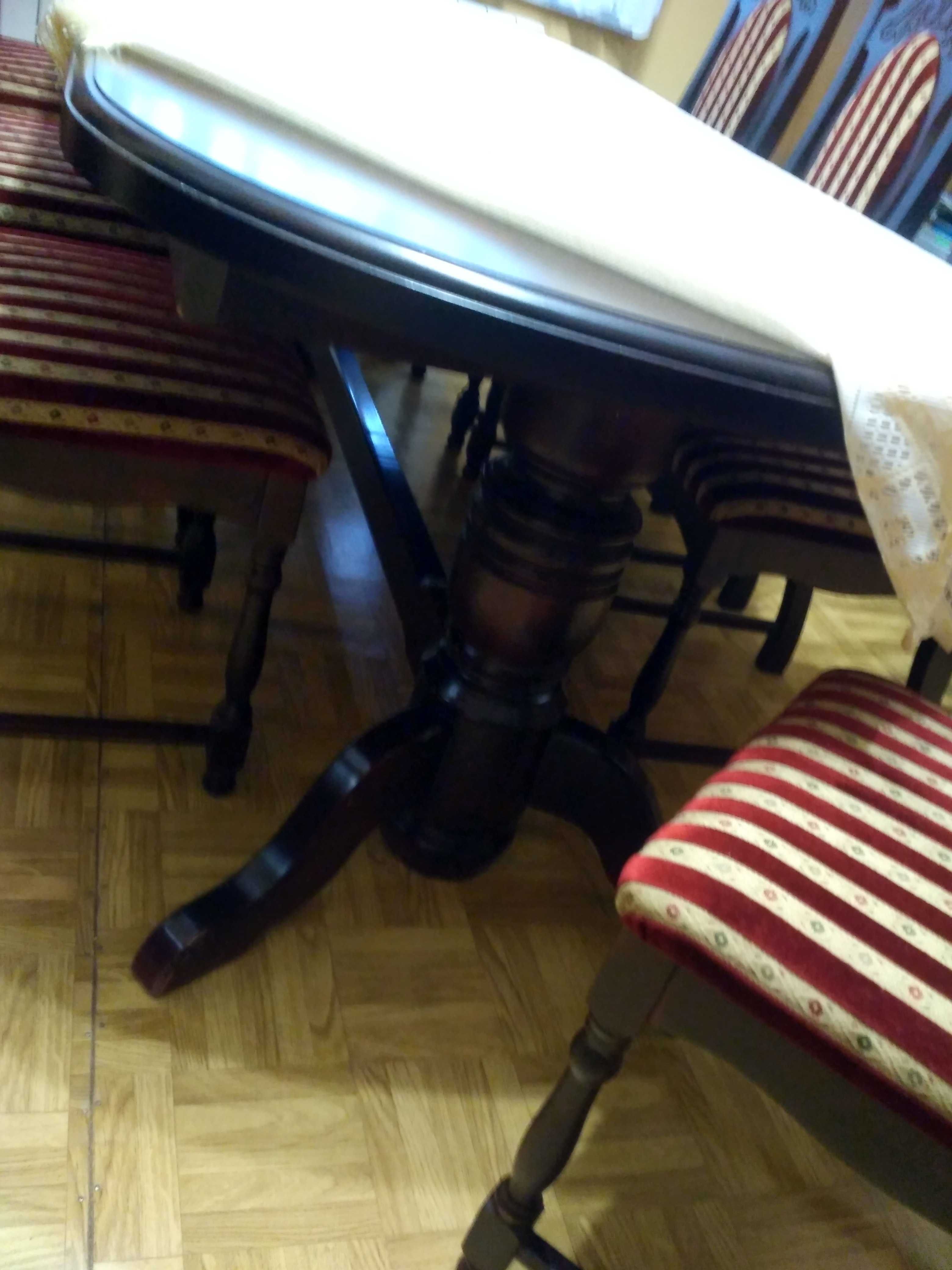 Duży drewniany stół i aż 10 krzeseł
