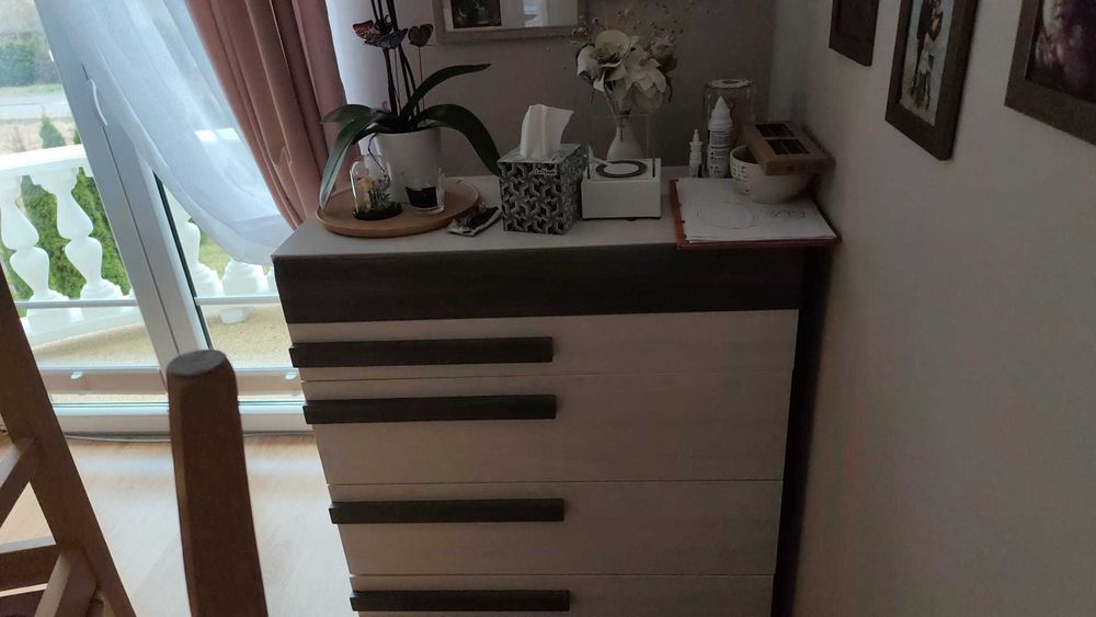 Meble komody i słupek