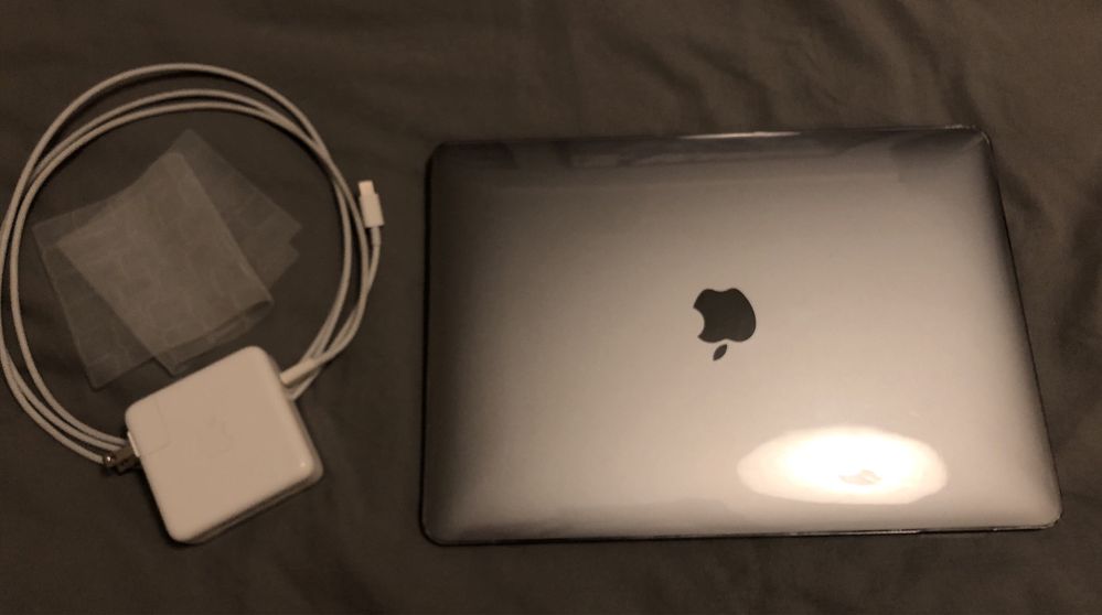 macbook air 2018, 256gb, 8gb ram, intel i5.