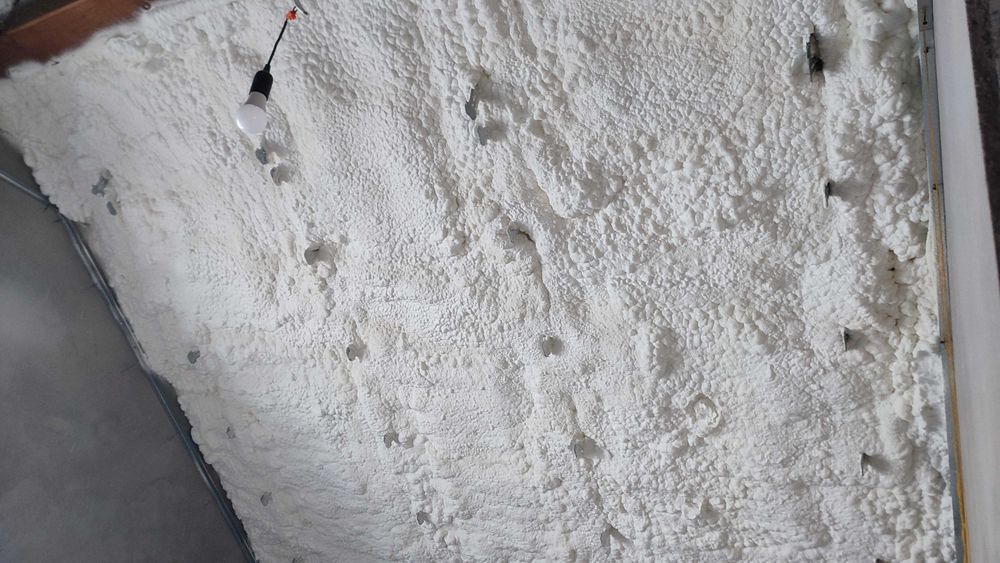 Izolacje natryskowe pianą PUR - ocieplanie domu, poddasza, hal, garaży