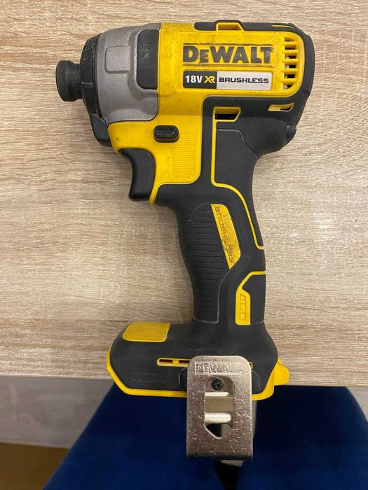 Zakrętarka udarowa DEWALT DCF787