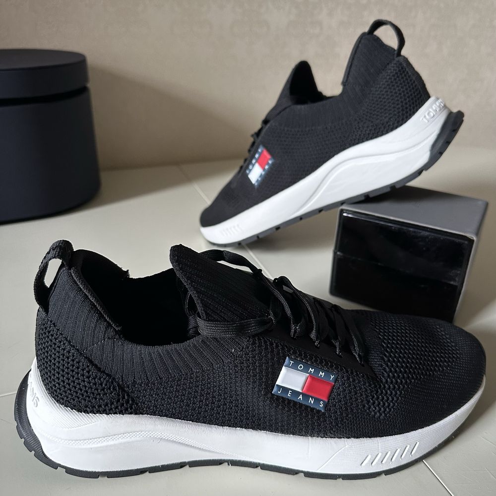 Tommy Hilfiger. Жіночі  кросівки. Оригінал. Розмір 40. Нові.