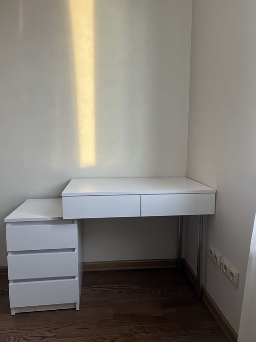 Туалетний столик на ніжках