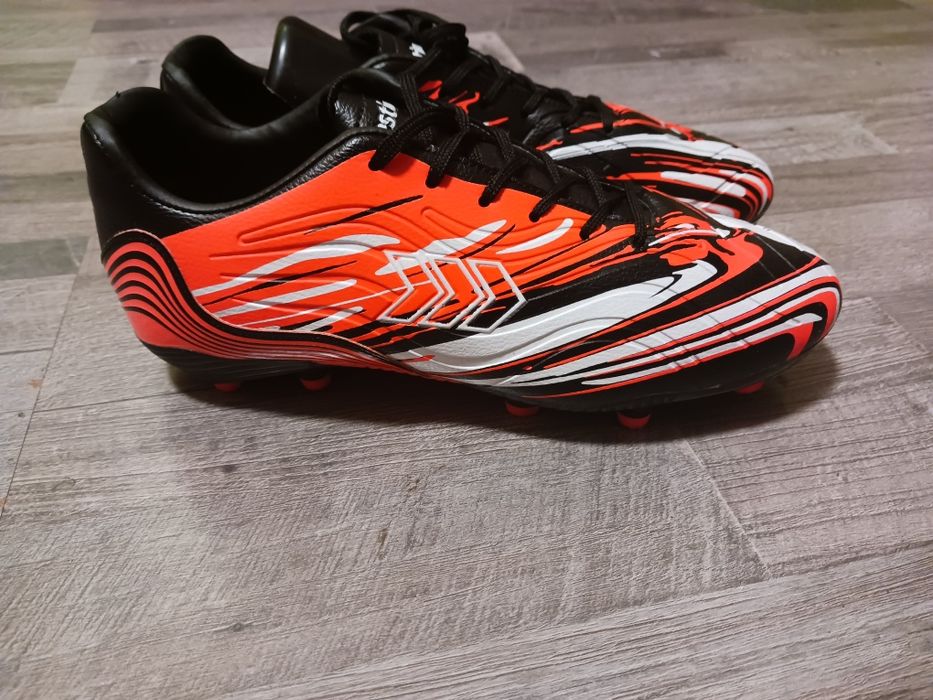 Продам кроссовки для футбола