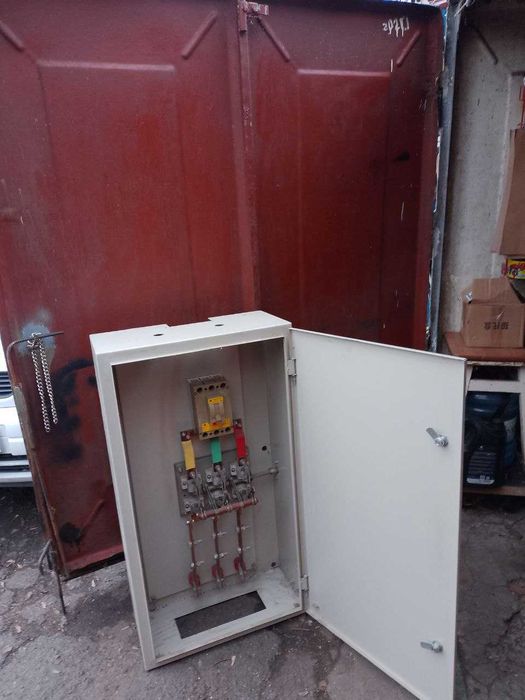 Электромонтажный шкаф  с выключателем и рубильником.