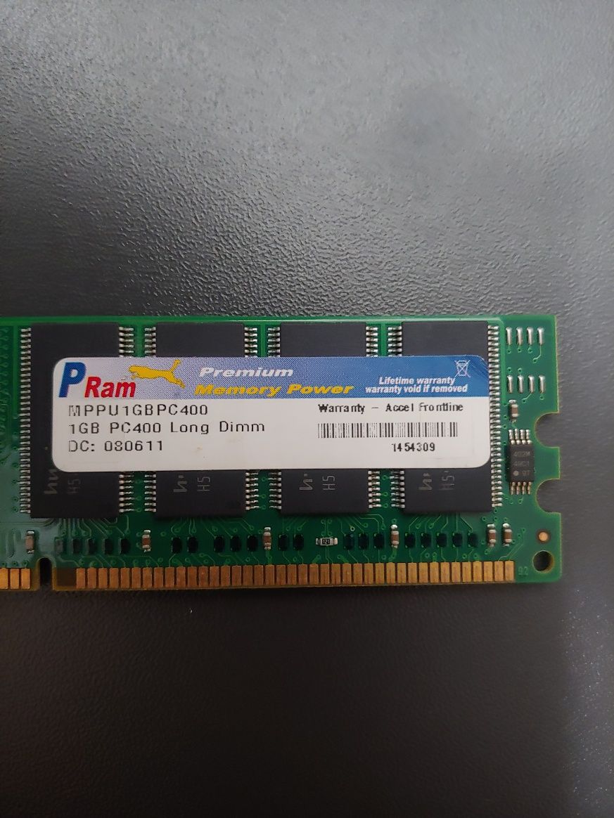 Оперативна пам'ять DDR 400Mhz дві планки 1 Gb i 512 Mb