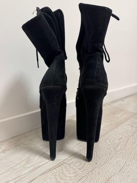 Продаю СТРИПЫ тройка 40-41 размер стелька 26,5 замшевые